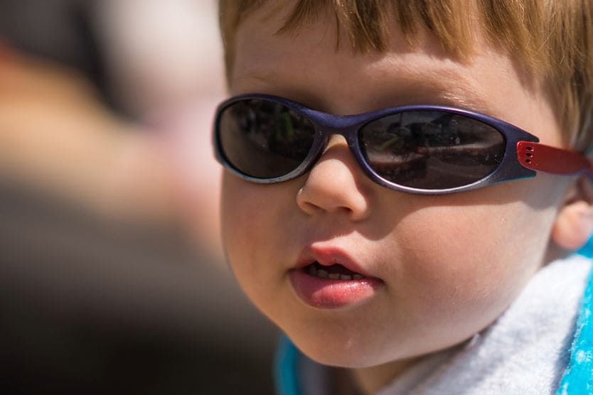 bambino con gli occhiali da sole