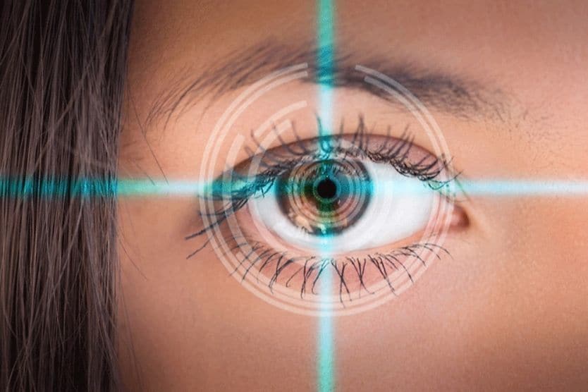 donna si fa operare alla cataratta con il laser donna si fa operare alla cataratta con il laser