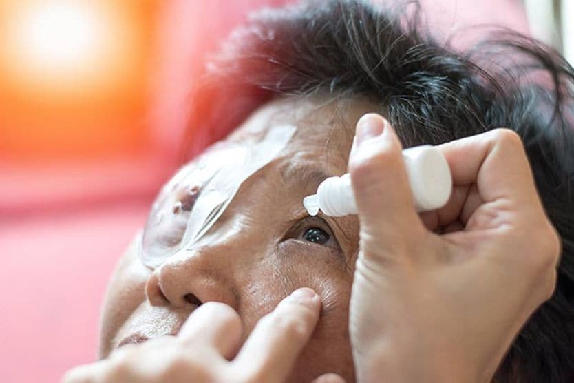Một y tá bôi thuốc nhỏ mắt chữa bệnh đục thủy tinh thể vào mắt cho một bệnh nhân lớn tuổi. Một y tá bôi thuốc nhỏ mắt chữa bệnh đục thủy tinh thể vào mắt cho một bệnh nhân lớn tuổi.