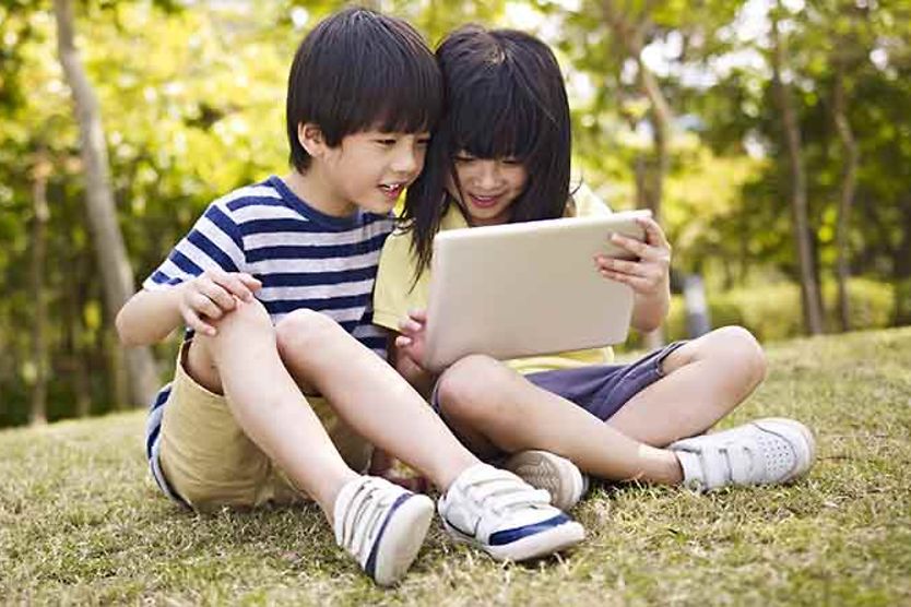 Trẻ em sử dụng máy tính bảng Trẻ em sử dụng máy tính bảng