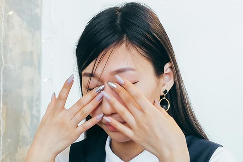 Người phụ nữ có ngón tay che mắt do cảm giác nóng bỏng Người phụ nữ có ngón tay che mắt do cảm giác nóng bỏng