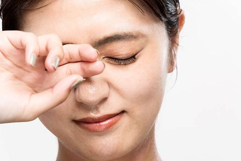 Người phụ nữ dụi mắt để đối phó với tình trạng mí mắt bị giật Người phụ nữ dụi mắt để đối phó với tình trạng mí mắt bị giật