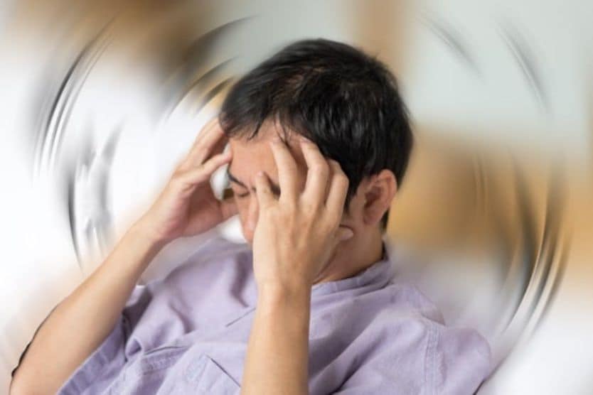 Người đàn ông bị đau đầu do đau mắt Người đàn ông bị đau đầu do đau mắt