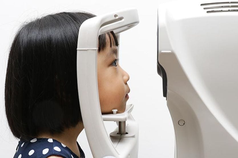 Cô gái được kiểm tra mắt để xác định thị lực của cô ấy Cô gái được kiểm tra mắt để xác định thị lực của cô ấy