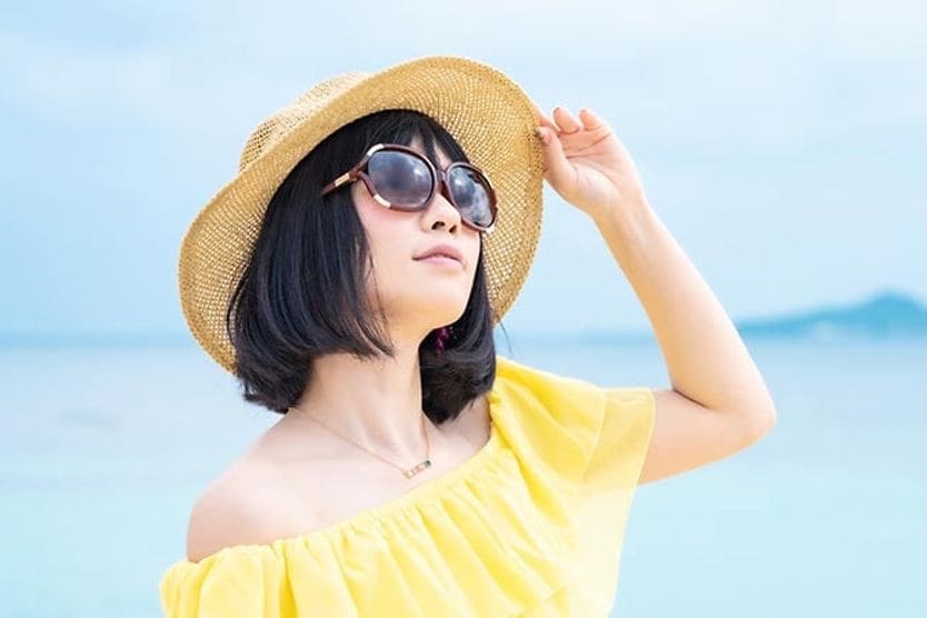 Người phụ nữ đeo kính râm bảo vệ spf Người phụ nữ đeo kính râm bảo vệ spf