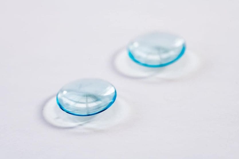 Người phụ nữ đeo kính áp tròng Người phụ nữ đeo kính áp tròng
