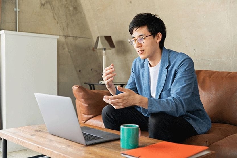 người đàn ông làm việc tại nhà người đàn ông làm việc tại nhà