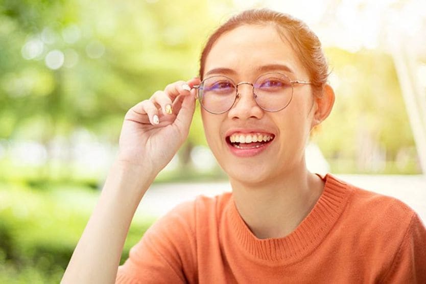Người phụ nữ cười đeo kính Người phụ nữ cười đeo kính
