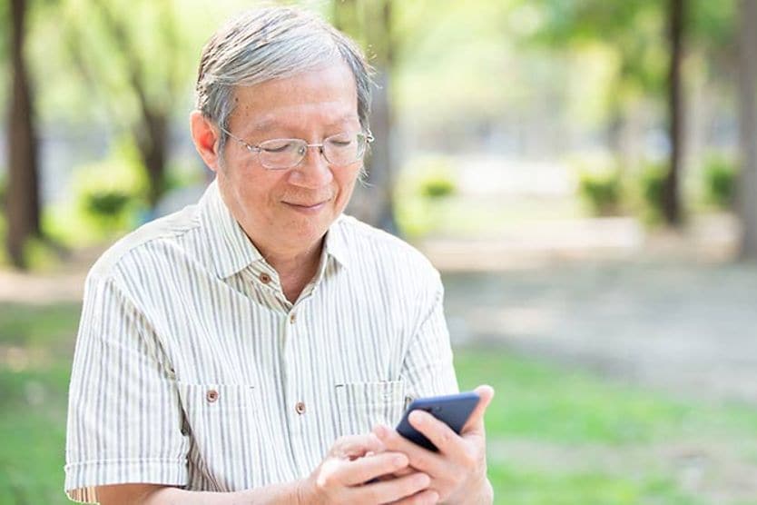 người đàn ông đeo kính mắt có thấu kính tiến bộ