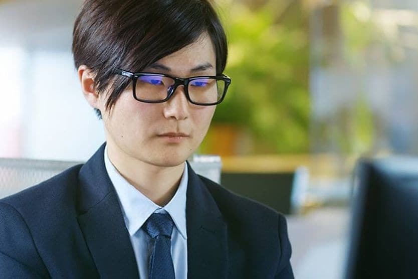 Người đàn ông đeo kính kính máy tính Người đàn ông đeo kính kính máy tính