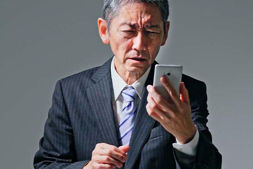 Người đàn ông liếc mắt vào màn hình mà không đeo kính đọc sách Người đàn ông liếc mắt vào màn hình mà không đeo kính đọc sách