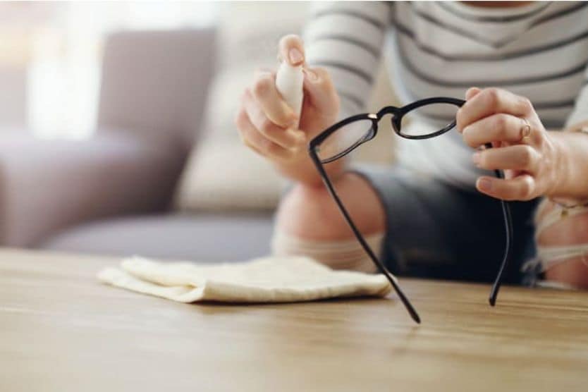 Hình minh họa cách lau kính Hình minh họa cách lau kính
