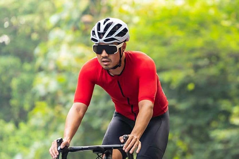 nữ đi xe đạp đeo kính bảo vệ nữ đi xe đạp đeo kính bảo vệ