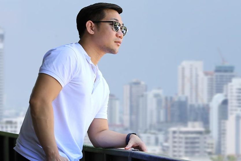 Người đàn ông đeo kính râm nhìn chằm chằm vào hoàng hôn Người đàn ông đeo kính râm nhìn chằm chằm vào hoàng hôn
