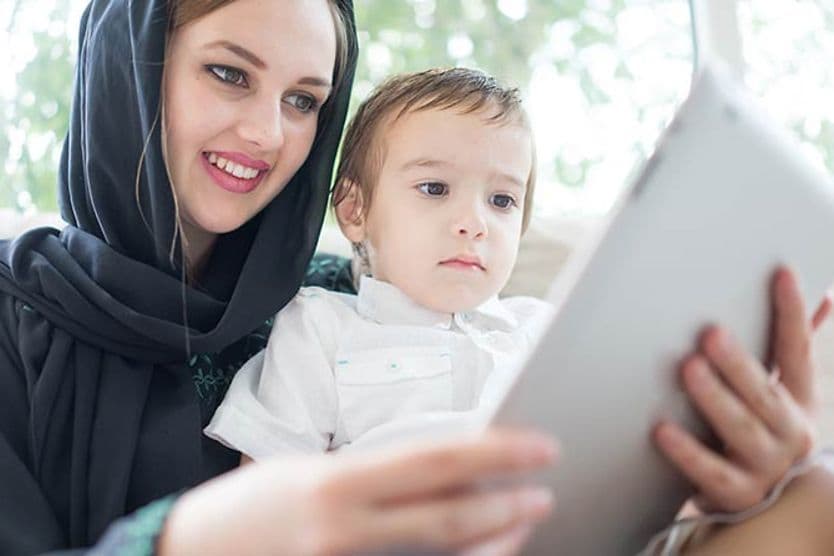 Anak-anak menggunakan tablet Anak-anak menggunakan tablet