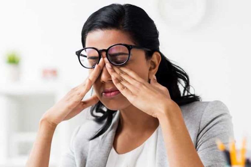 Wanita yang menggosok matanya untuk mengatasi kelopak mata yang bergerak-gerak