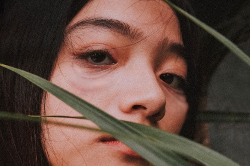 Wanita dengan kelopak mata terkulai Wanita dengan kelopak mata terkulai