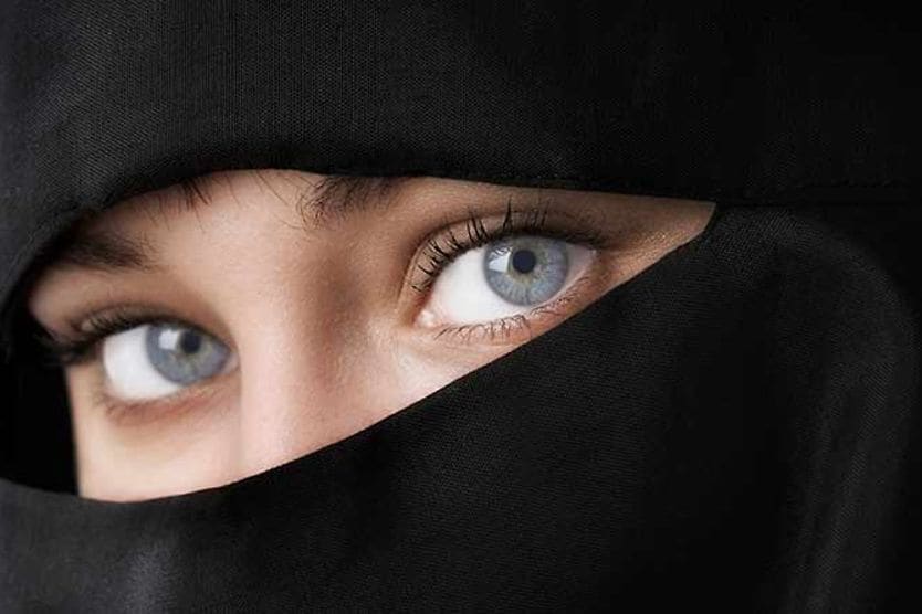 Wanita dengan mata biru Wanita dengan mata biru