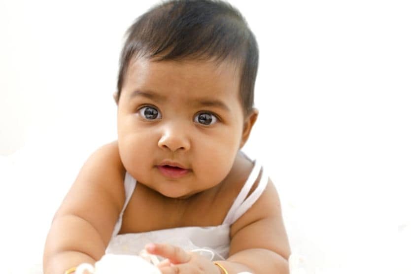 bayi dengan mata coklat bayi dengan mata coklat
