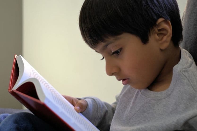 صبي يقرأ كتابًا