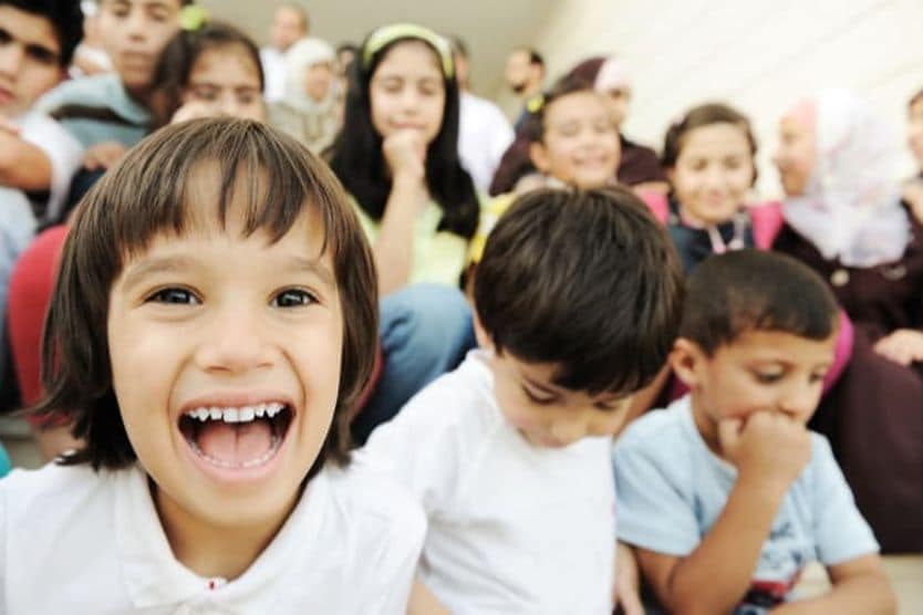 يمكن أن يعاني الأطفال في سن المدرسة من مشاكل في الرؤية