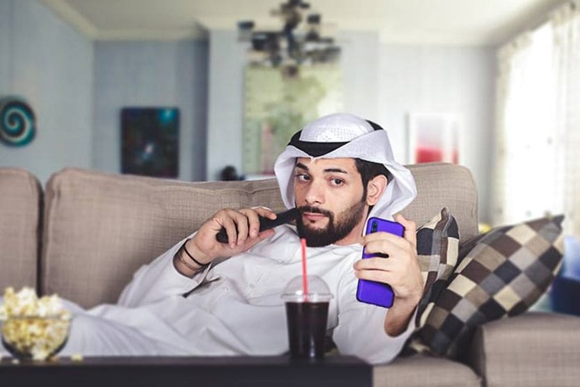 الشاب على الأريكة يلعب بالجوال الشاب على الأريكة يلعب بالجوال