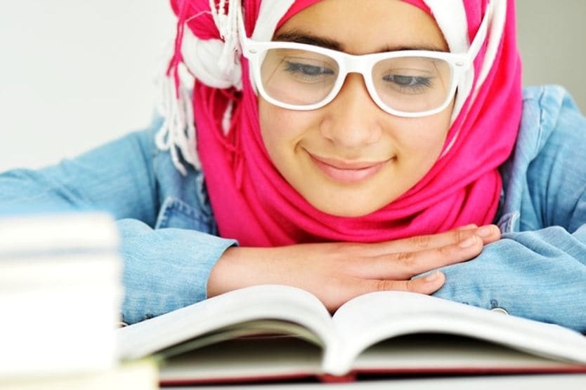 فتاة شابة ترتدي نظارات
