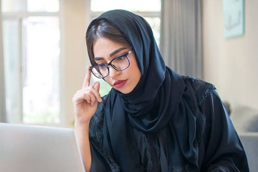 امرأة تضع إطارات النظارات على أنفها