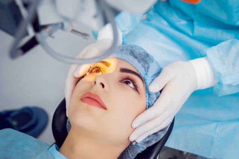 امرأة تتلقى جراحة الابتسامة بالليزر