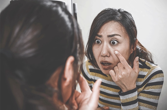 ผู้ติดต่อสามารถติดอยู่ในดวงตาของคุณได้หรือไม่?
