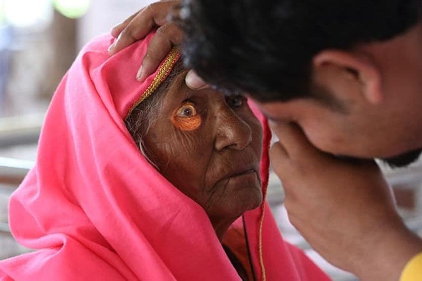 आंखों की जांच करवाती महिला आंखों की जांच करवाती महिला