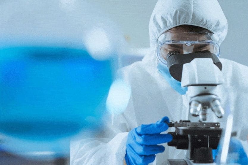 Nhà khoa học trong phòng thí nghiệm thử nghiệm biến thể đồng bằng coronavirus Nhà khoa học trong phòng thí nghiệm thử nghiệm biến thể đồng bằng coronavirus