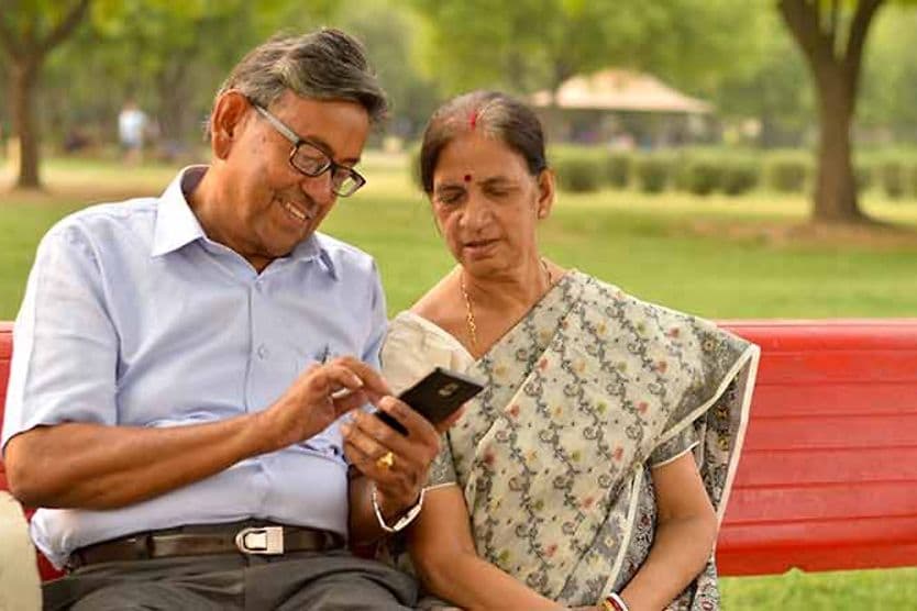फोन पर देख रहे बुजुर्ग दंपति फोन पर देख रहे बुजुर्ग दंपति