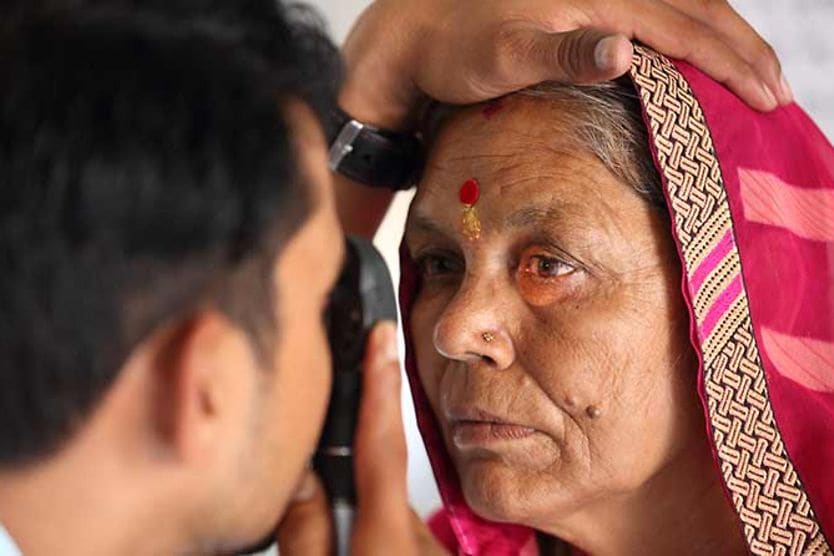 आंखों की जांच के दौरान बड़ी महिला