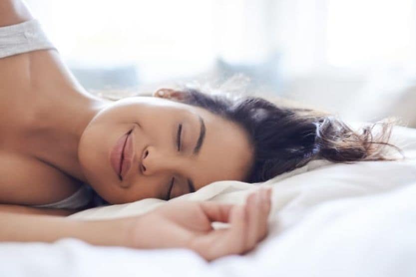 रात के उपयोग के लिए कॉन्टैक्ट लेंस पहनने वाली महिला सो रही है