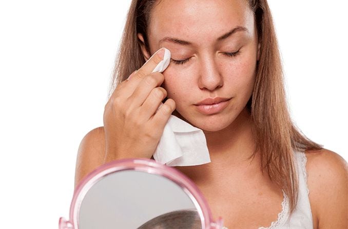 woman using eyelid wipes to clean her eyelids