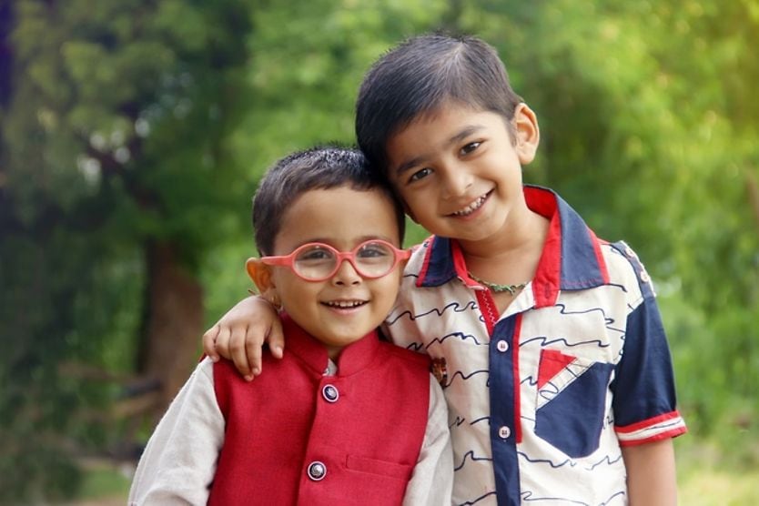 चश्मा पहने दो बच्चे चश्मा पहने दो बच्चे