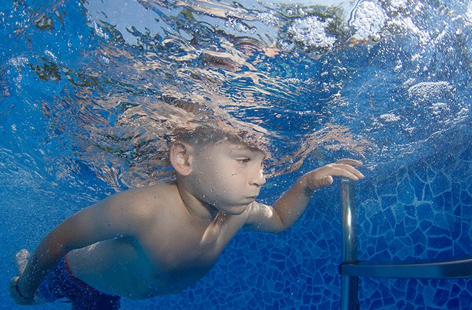 boys eyes open under water