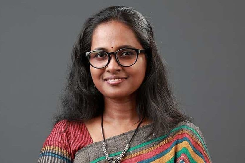 चश्मा के साथ महिला नाक पर आराम करती है