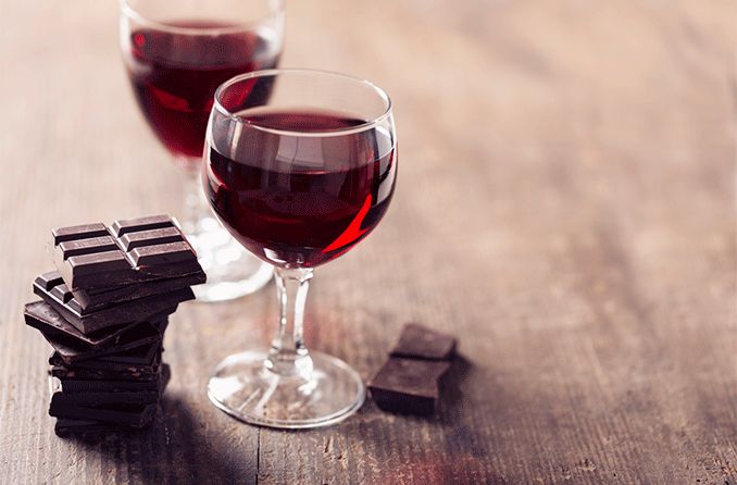 red wine and red grapes containing bioflavonoids