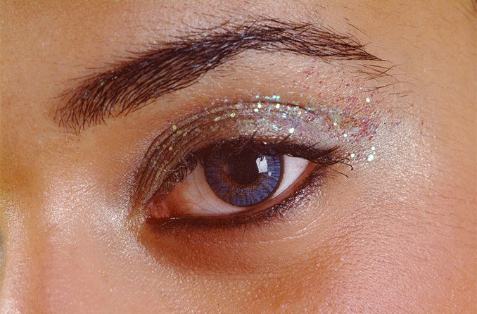 Is glitter makeup harmful to eyes?