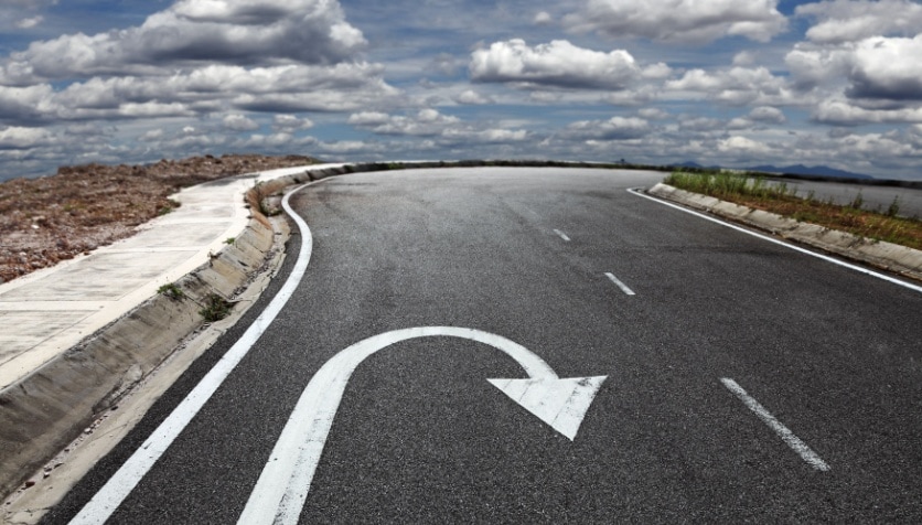 A road with a reverse arrow on it to demonstrate an analogy for whether myopia can be reversed.