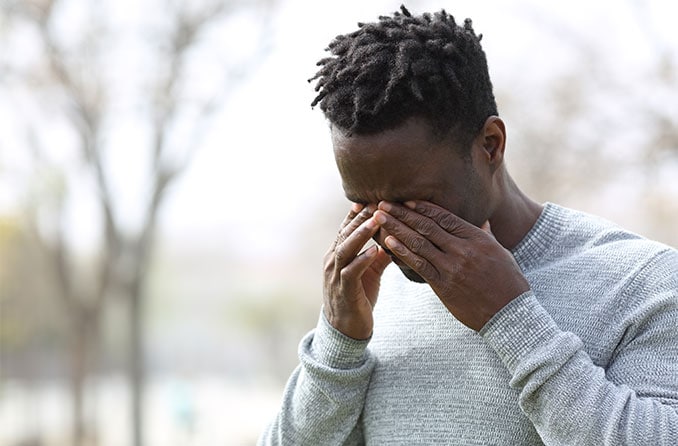 man with itchy, swollen eyelids