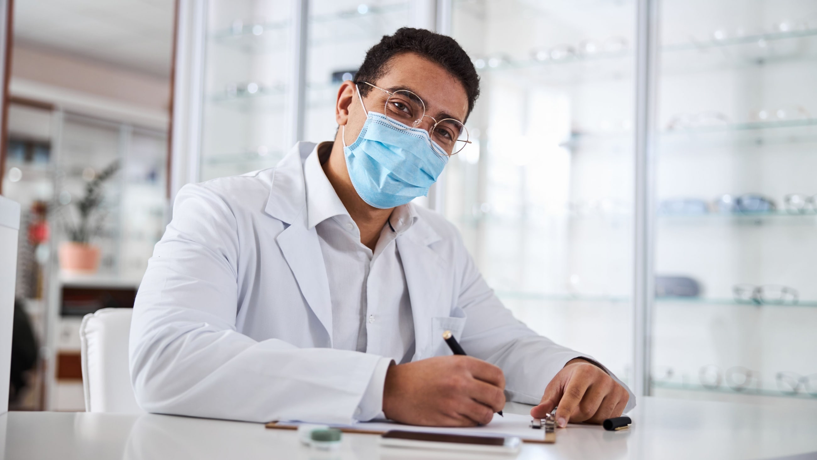 Optometrist vs. ophthalmologist: How to choose an eye doctor