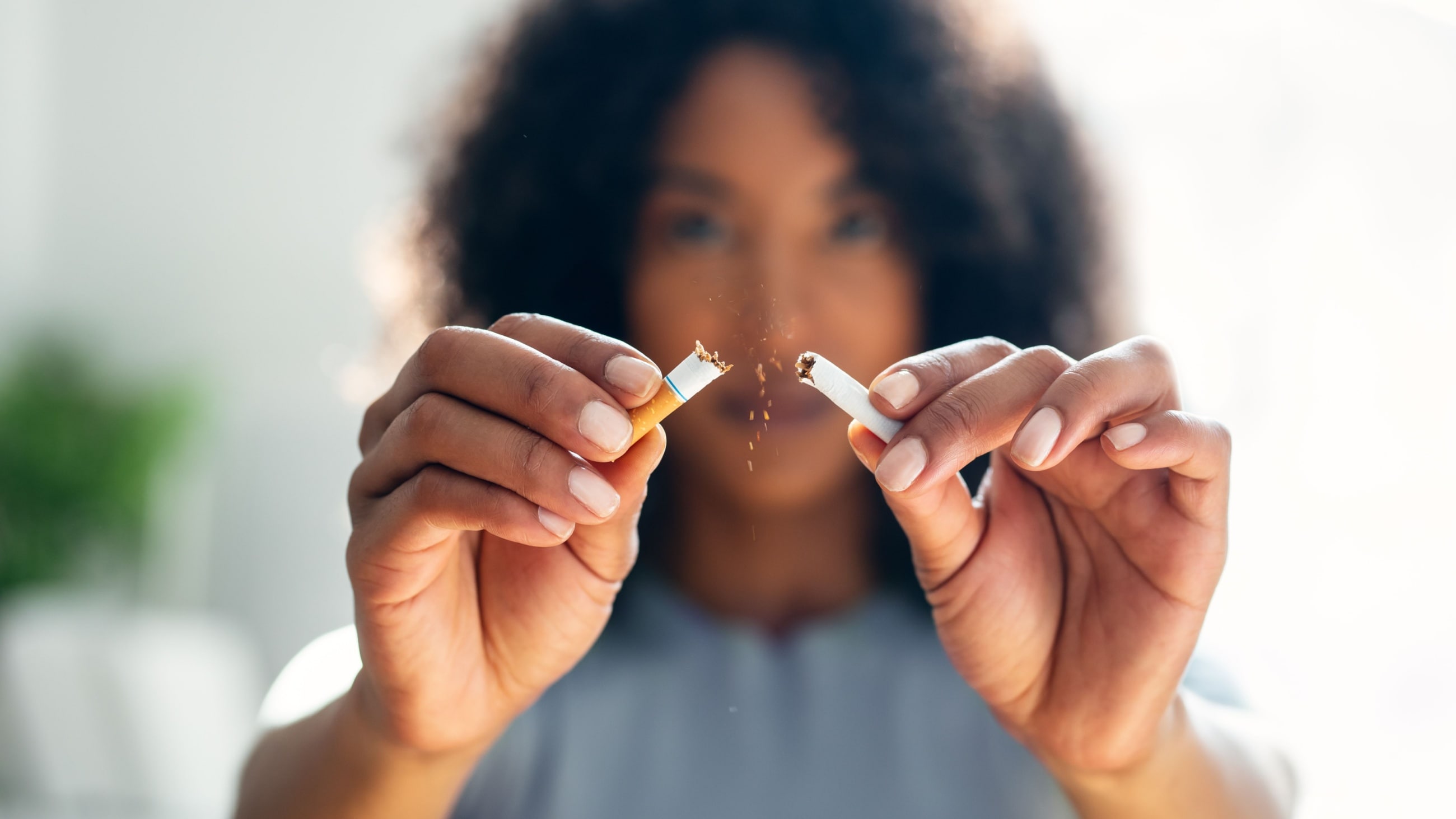 How smoking harms your eyes How smoking harms your eyes