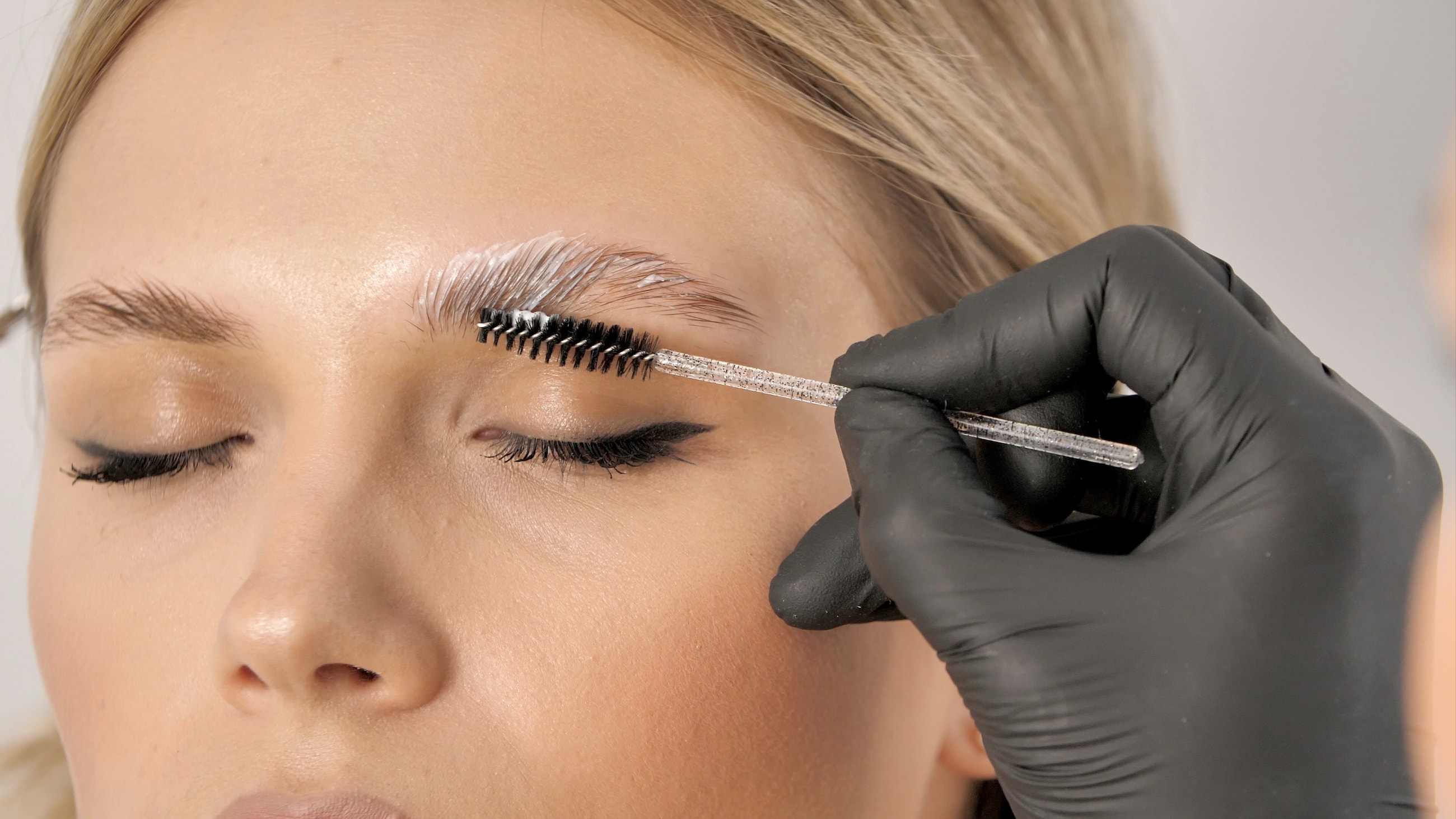 Is brow lamination safe? Is brow lamination safe?