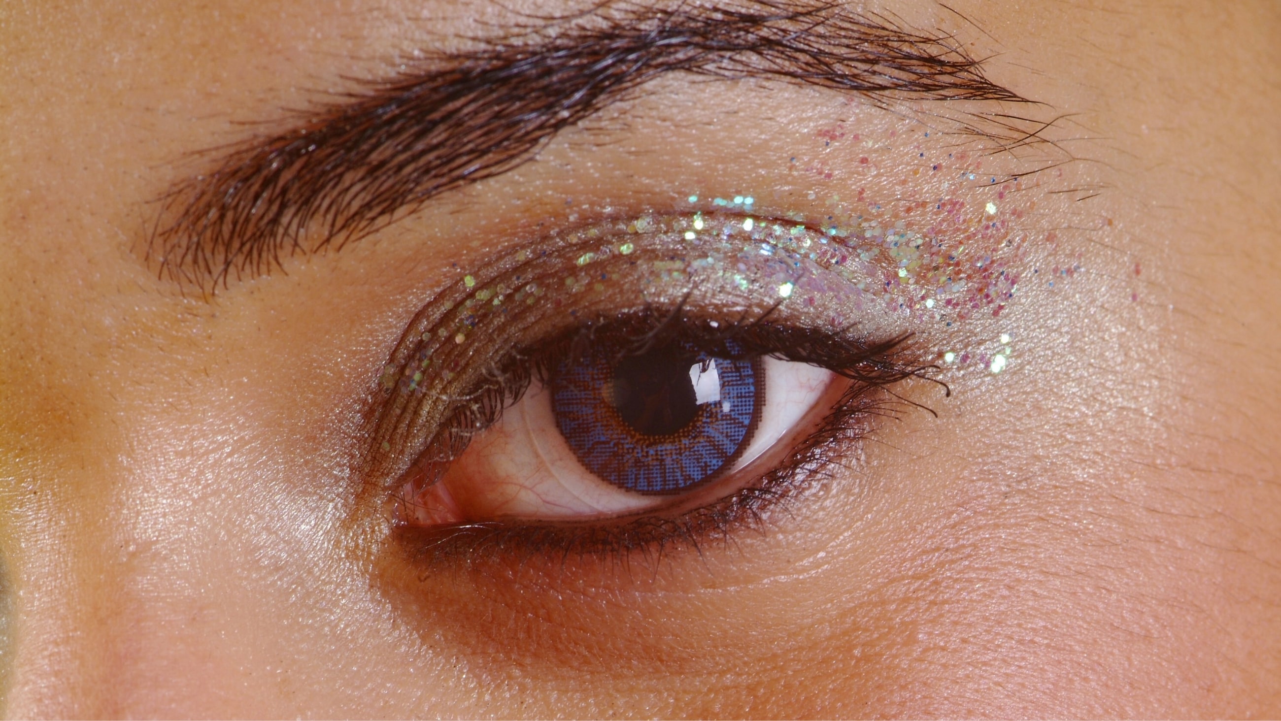 Is glitter makeup harmful to eyes?