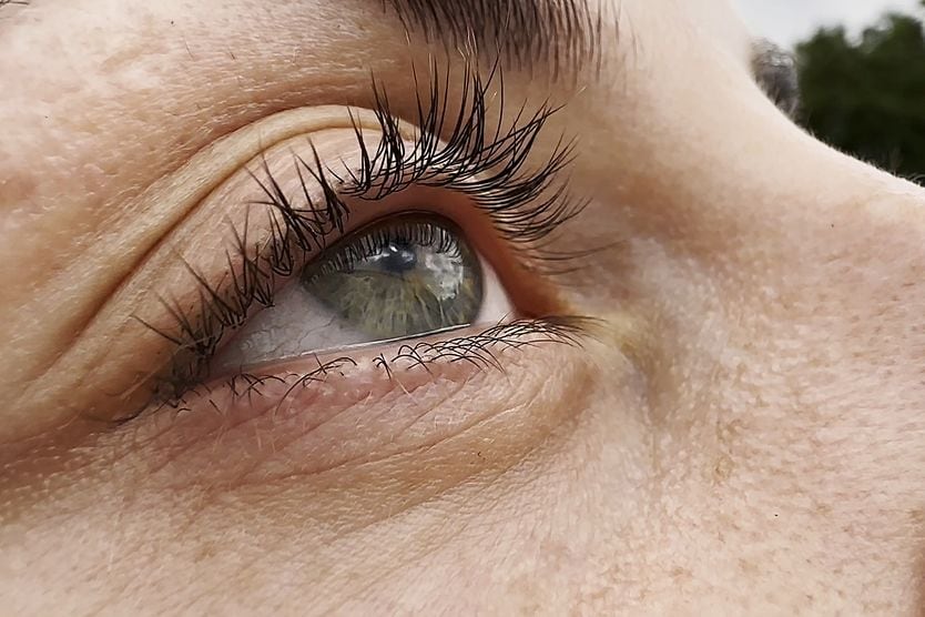 Depiction of an eye preparing to blink