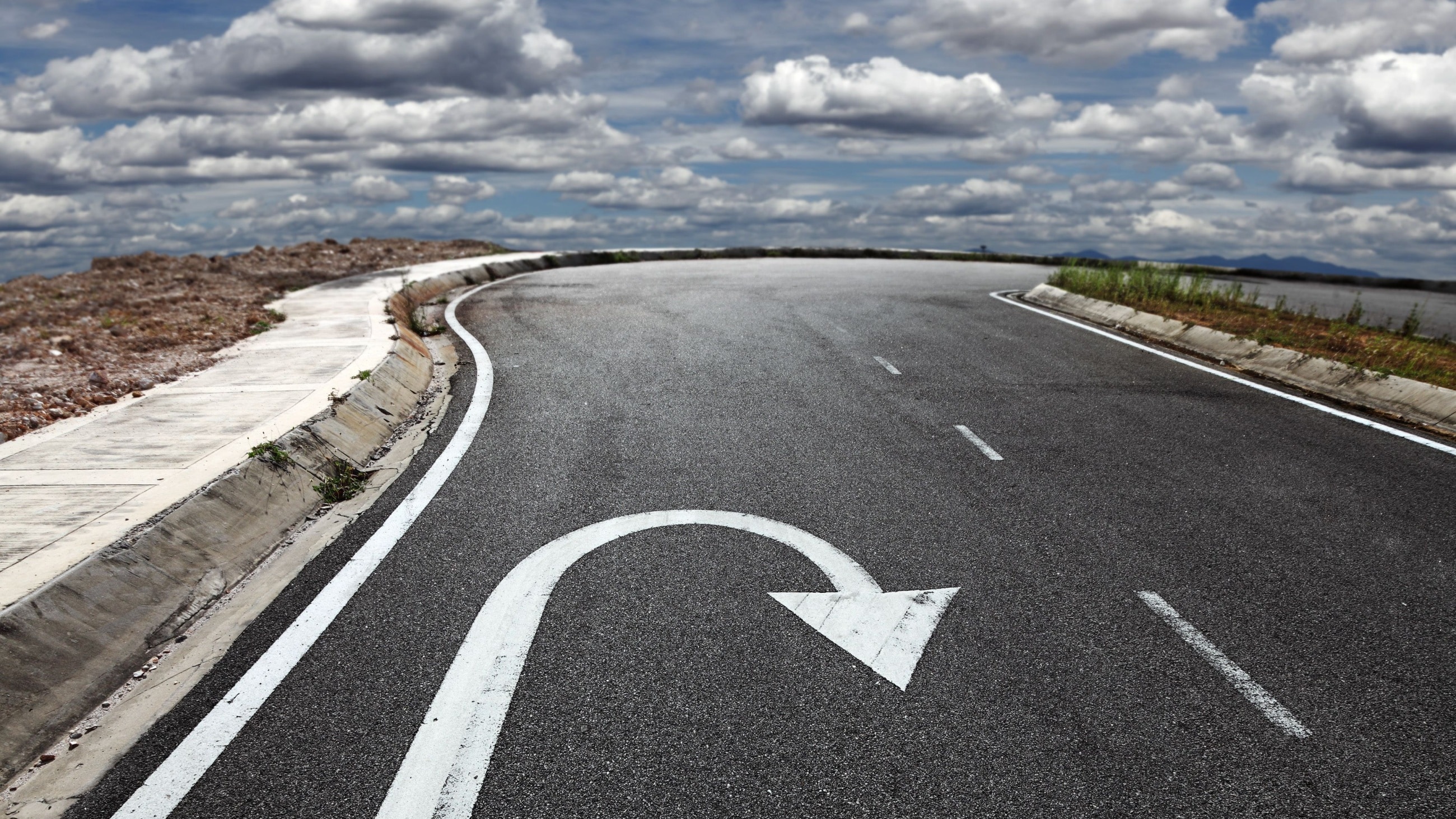 A road with a reverse arrow on it to demonstrate an analogy for whether myopia can be reversed.