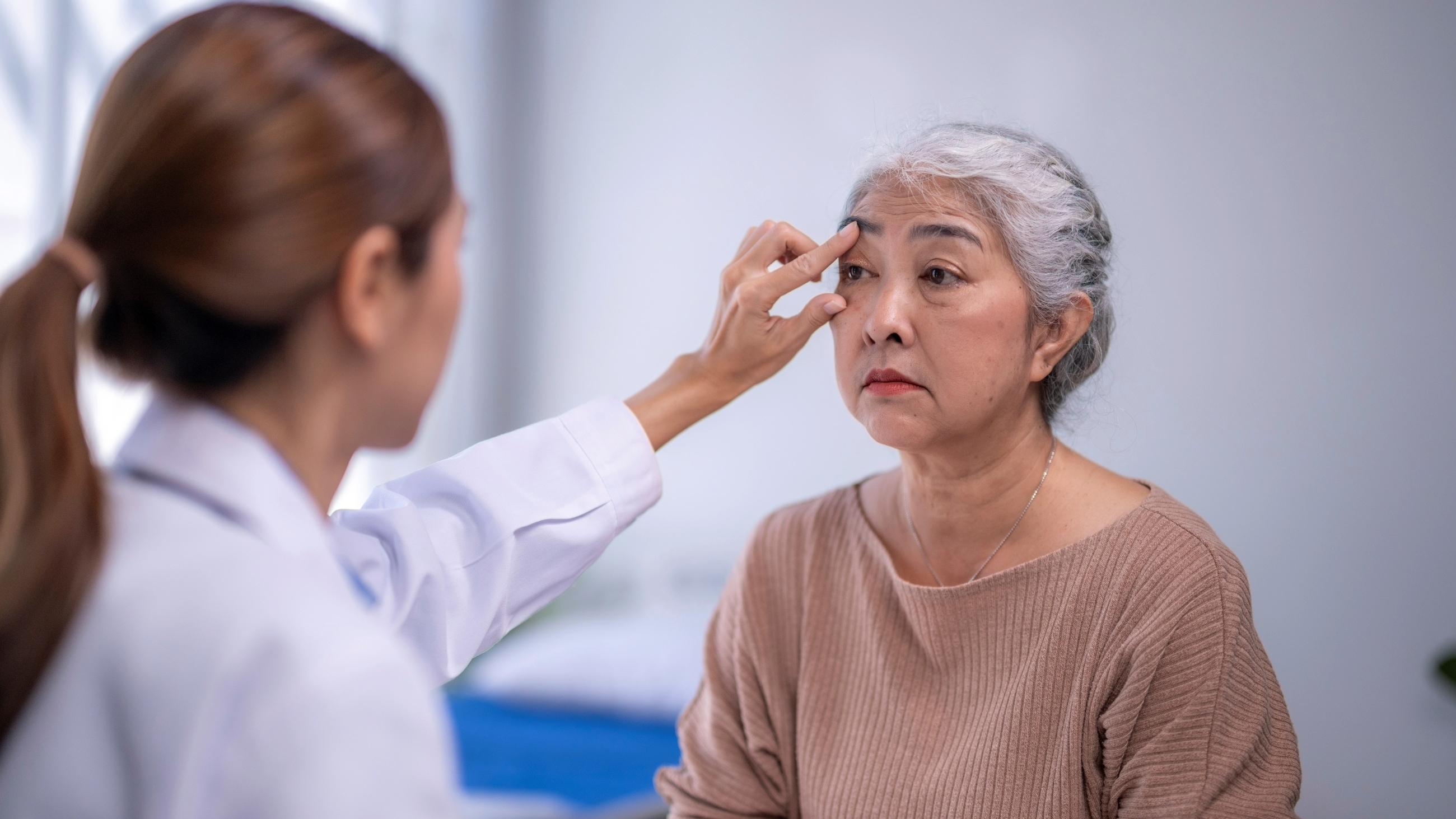 How do you test for ptosis? How do you test for ptosis?
